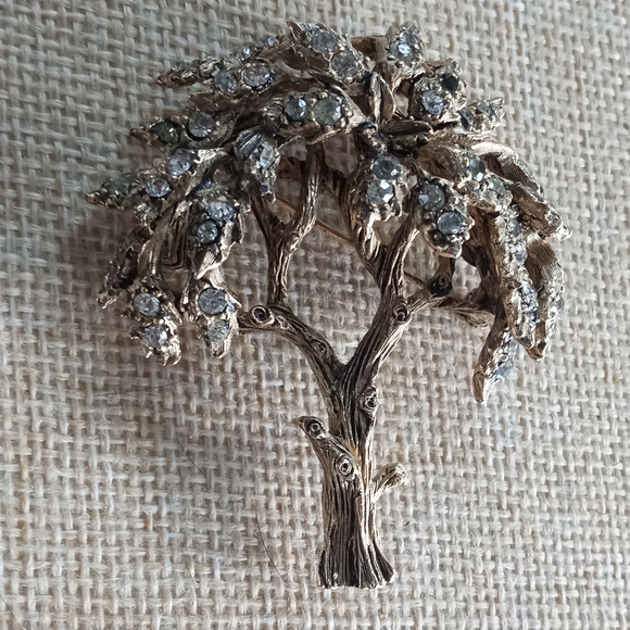 Hattie Carnegie VTG Signed Tree Of Life Rhinestones Textural Gold Tone Brooch - Picture 9 of 12